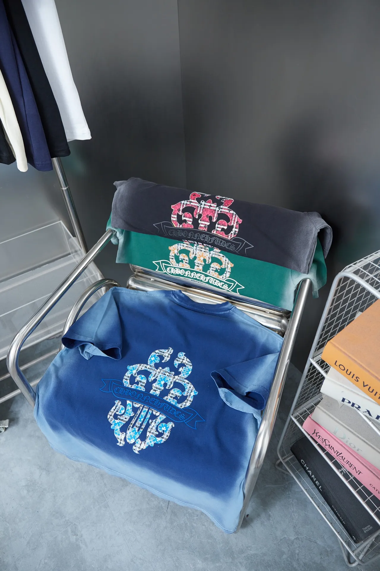 🅿️210 Ch*ome Hearte 25SS early spring new style, short-sleeved with Kro heart logo and rhinestones, light luxury, essential item for daily commuting for men and women, correct version, welcome to compare, detailed features · 320g 100% pure cotton double yarn jersey fabric · Custom dyed in the same vat, special thickened 32 pieces double-strand 1X1 thread · Digital direct printing ➕Australian imported pearlescent diamonds ➕Thick three-dimensional letter logo · Ready-made garments are dyed, then faded and fried with snowflakes, then washed to make them look old. · Common washing improves the effect. · Double-needle stitching and seam-crossing process. · Original main mark, washed tag, branded moisture-proof paper packaging. Color: black/blue/green. Size: S/M/L/XL.